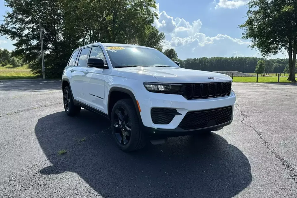2025 Jeep Grand Cherokee Altitude photo 1