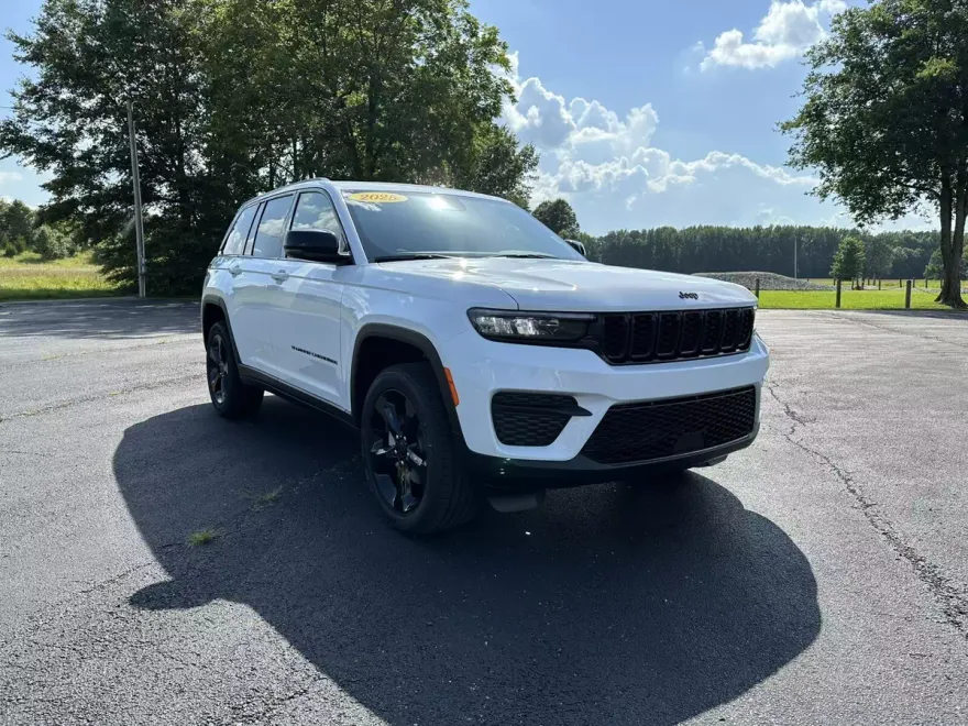 2025 Jeep Grand Cherokee Altitude photo 1