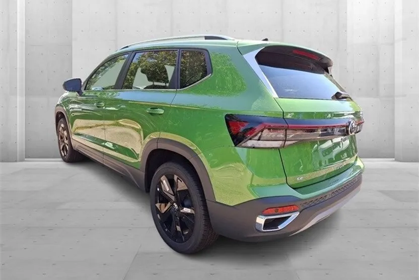 2025 Volkswagen Taos SE photo 1