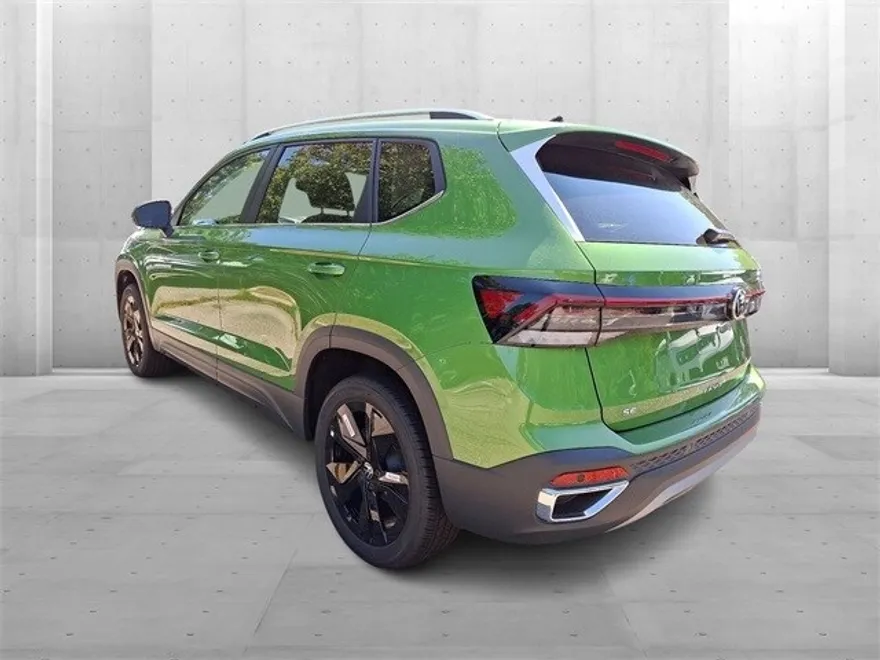 2025 Volkswagen Taos SE photo 1