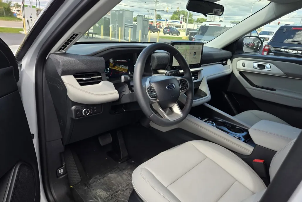2025 Ford Explorer photo 1