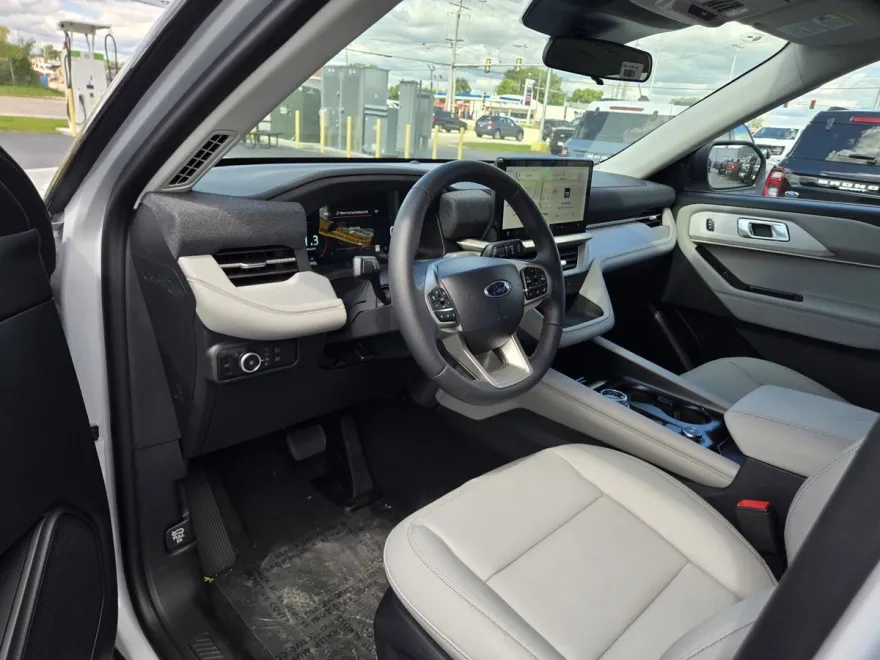 2025 Ford Explorer photo 1
