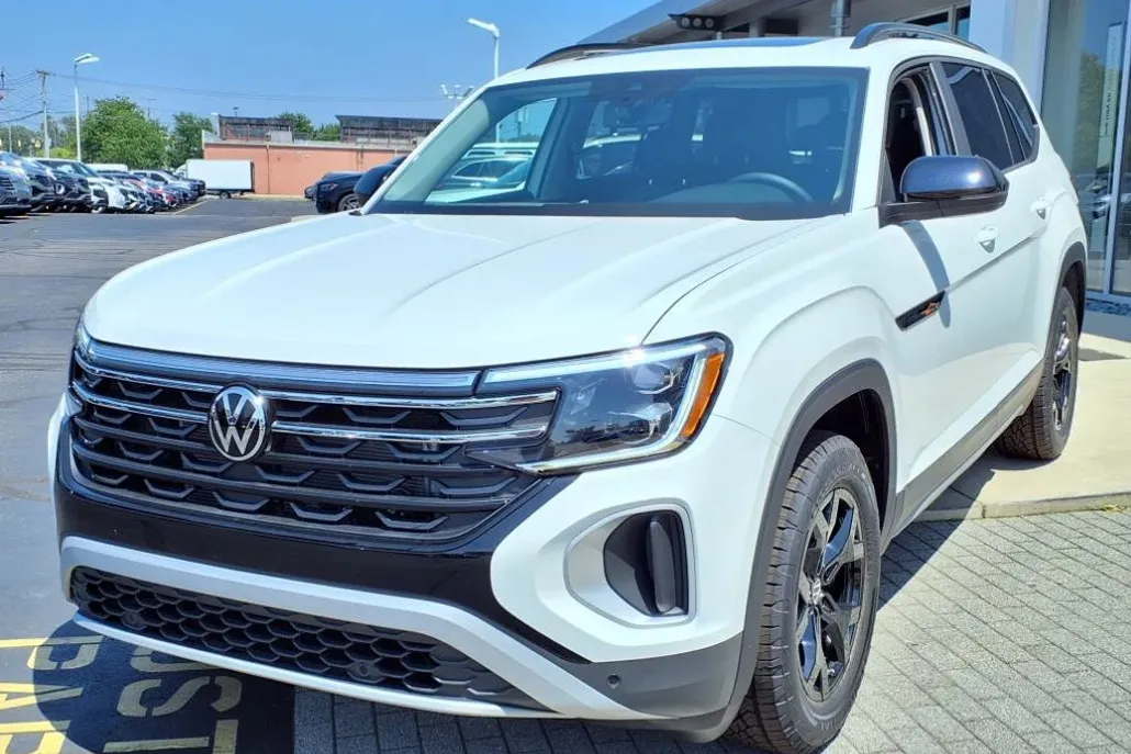 2025 Volkswagen Atlas Peak Edition SE photo 1