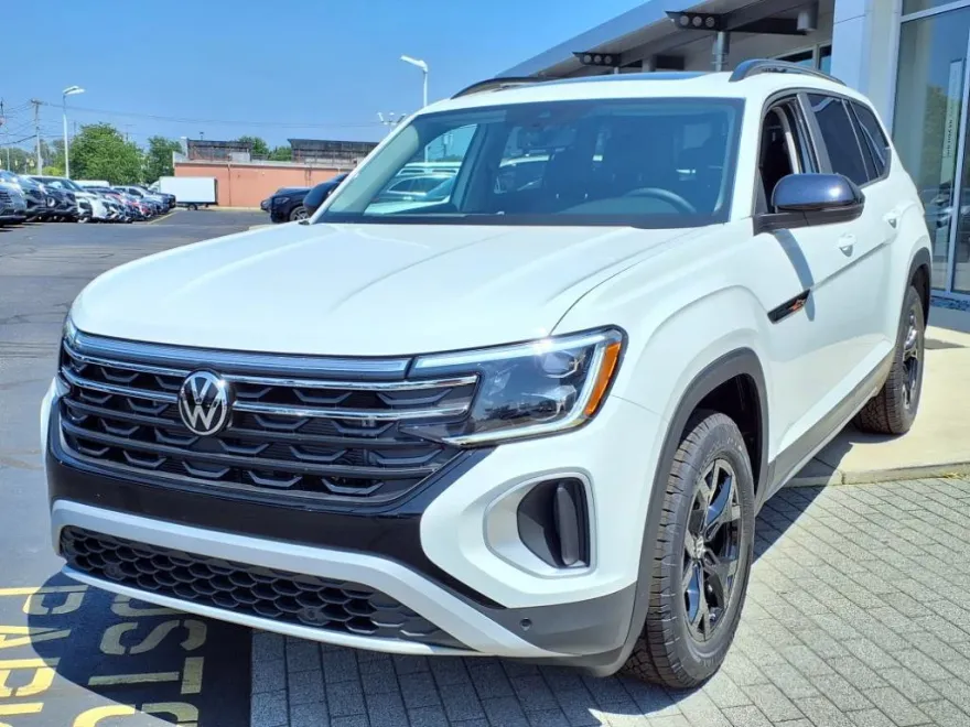 2025 Volkswagen Atlas Peak Edition SE photo 1