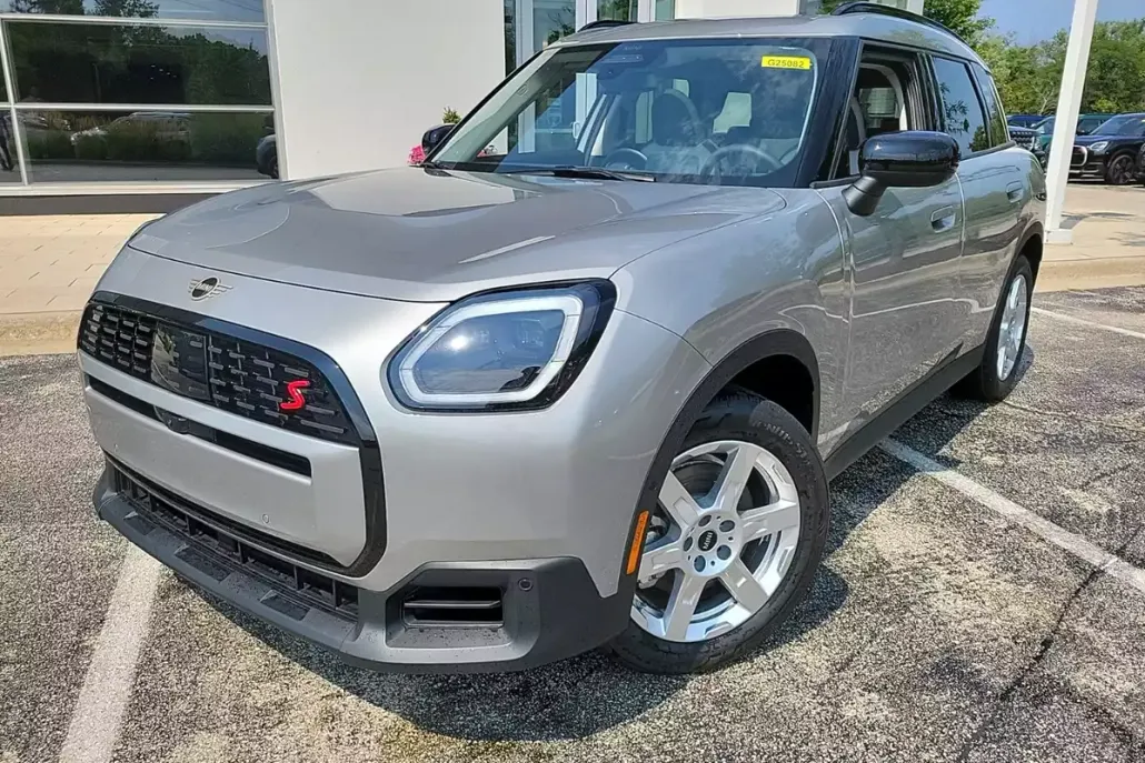 2025 Mini Cooper Iconic S ALL4 photo 1