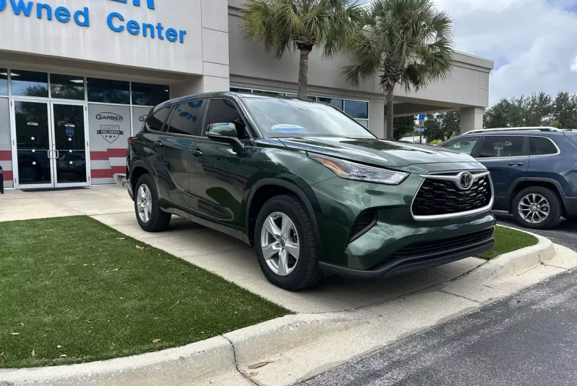 2023 Toyota Highlander L photo 1