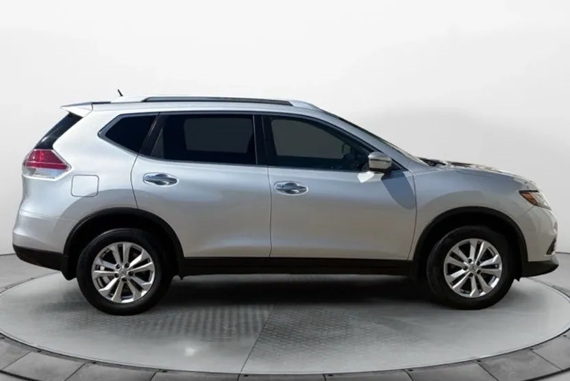 2016 Nissan Rogue SV photo 1
