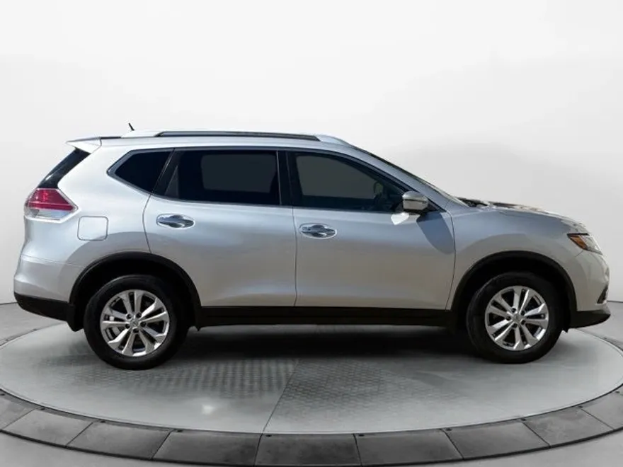 2016 Nissan Rogue SV photo 1