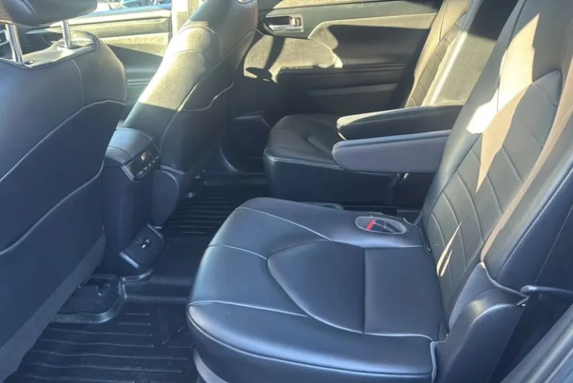 2020 Toyota Highlander XLE Sport photo 1