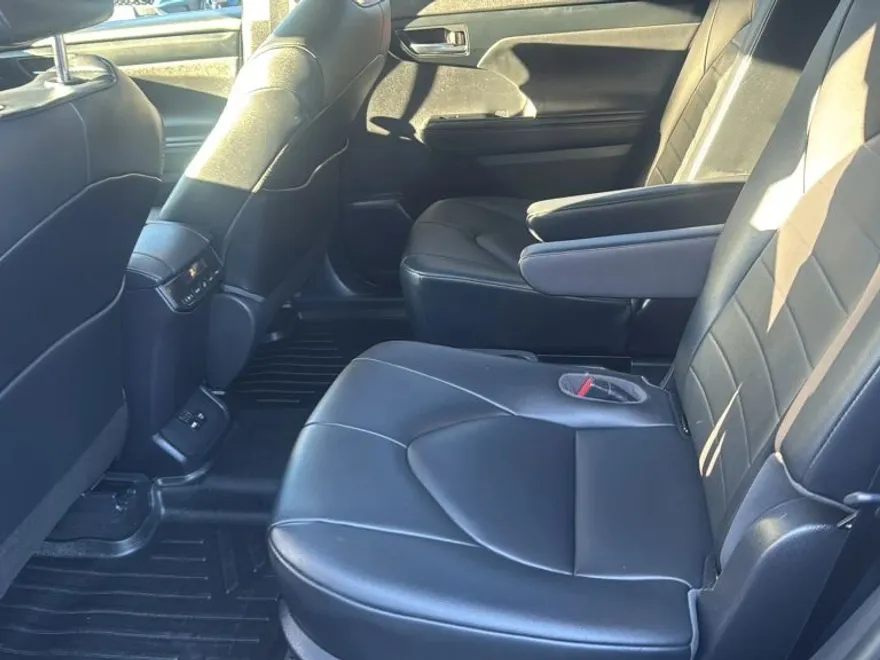 2020 Toyota Highlander XLE Sport photo 1