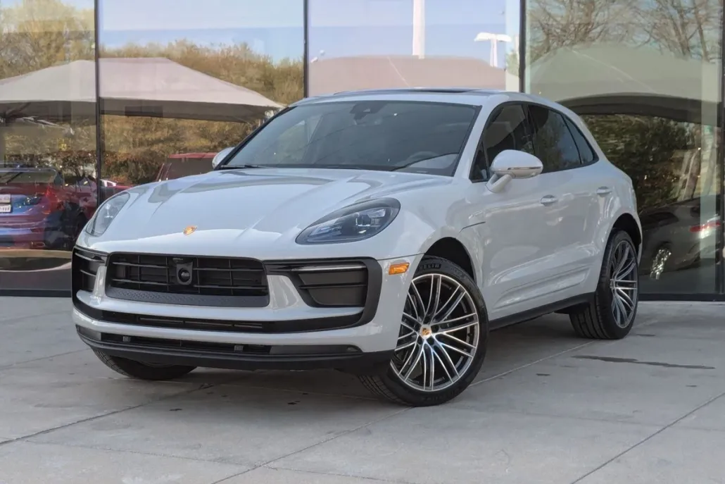 2025 Porsche Macan T photo 1