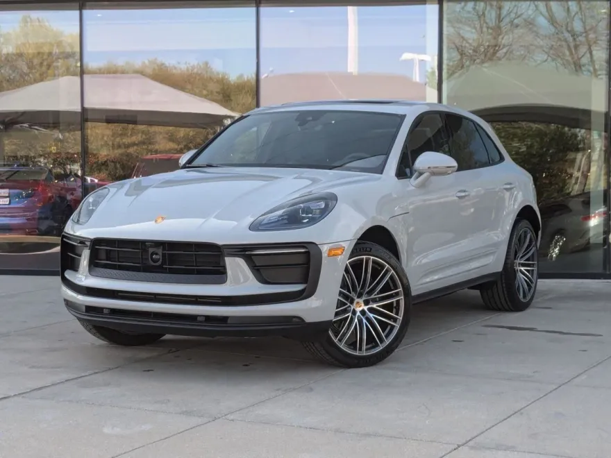 2025 Porsche Macan T photo 1