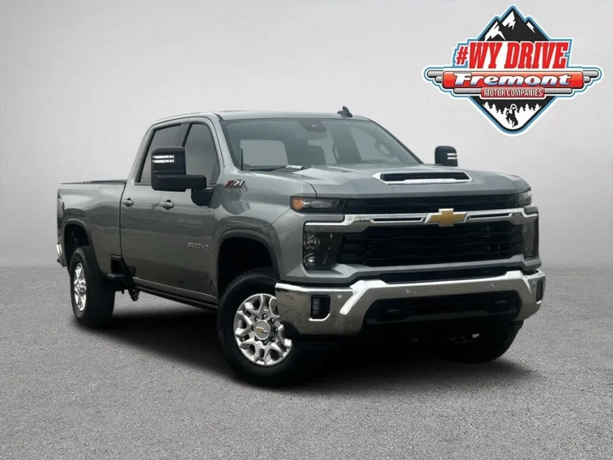 2025 Chevrolet Silverado LT photo 1