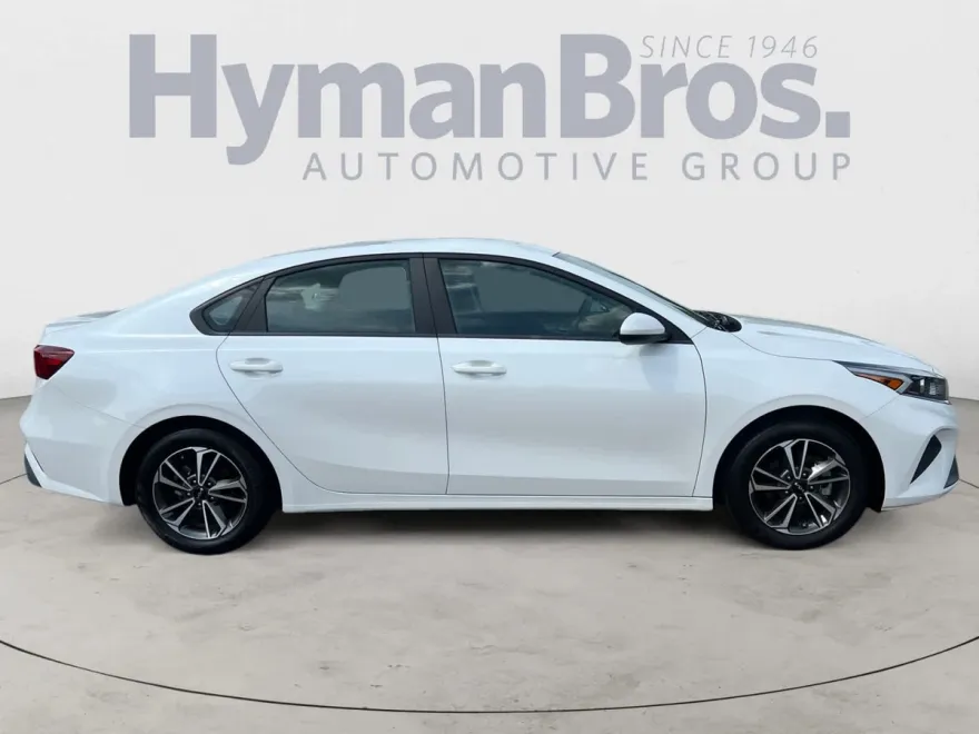 2024 Kia Forte LXS photo 1
