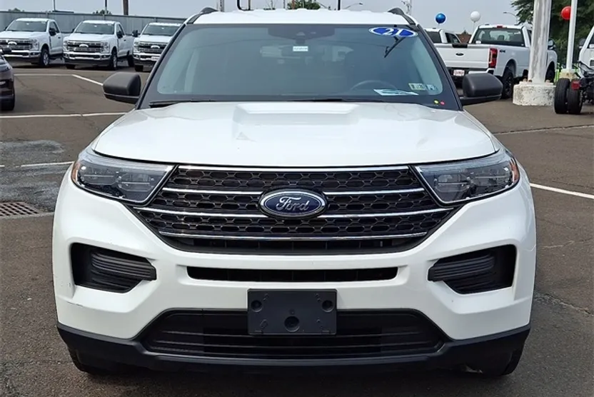 2021 Ford Explorer XLT photo 1