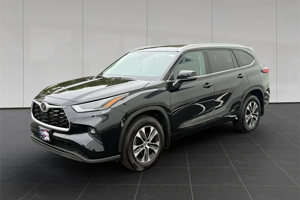 2022 Toyota Highlander XLE photo 1
