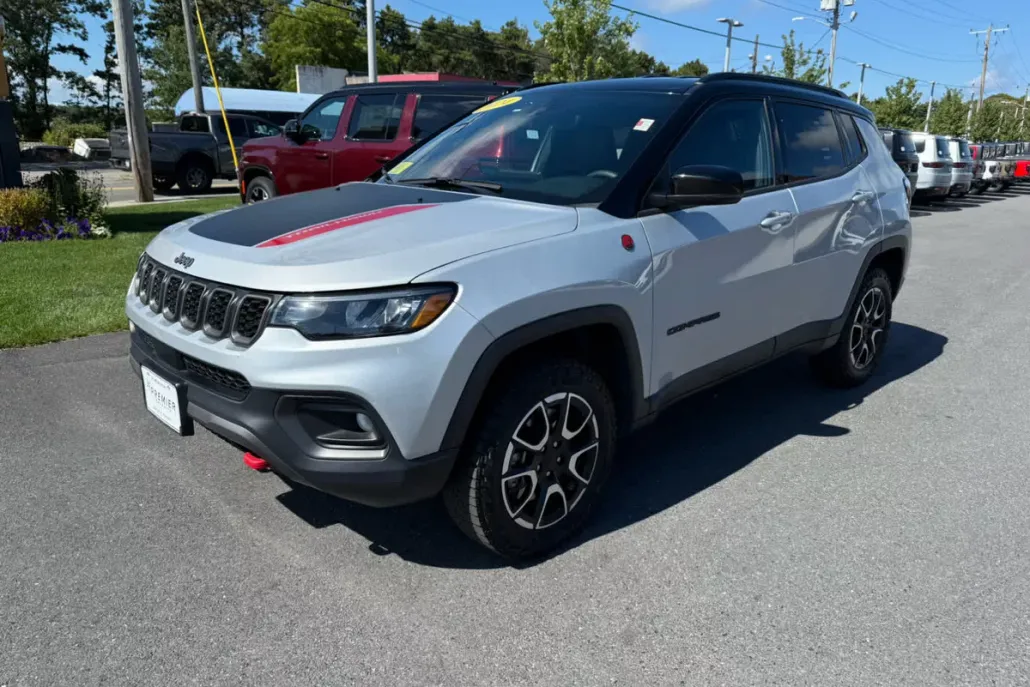 2024 Jeep Compass Trailhawk photo 1