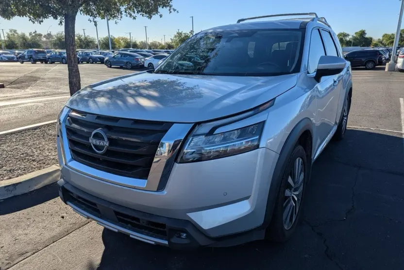 2022 Nissan Pathfinder Platinum photo 1