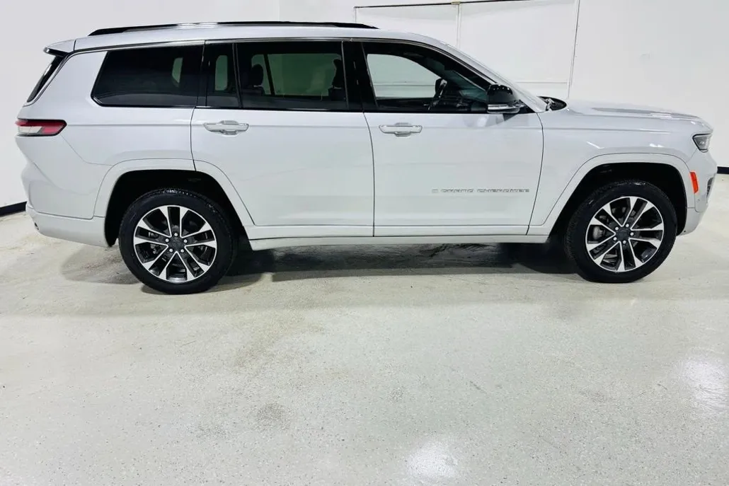 2022 Jeep Grand Cherokee Overland photo 1