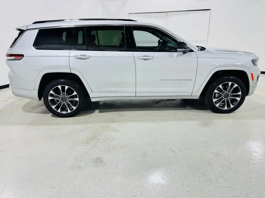 2022 Jeep Grand Cherokee Overland photo 1