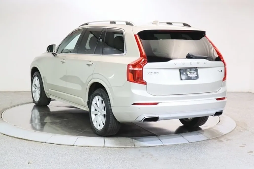 2016 Volvo XC90 T6 Momentum photo 1