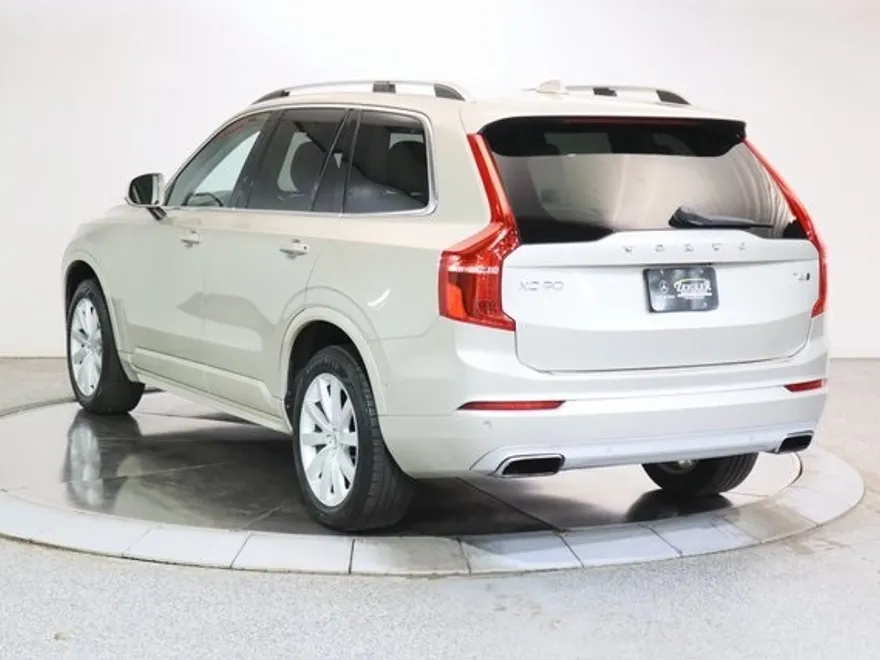 2016 Volvo XC90 T6 Momentum photo 1