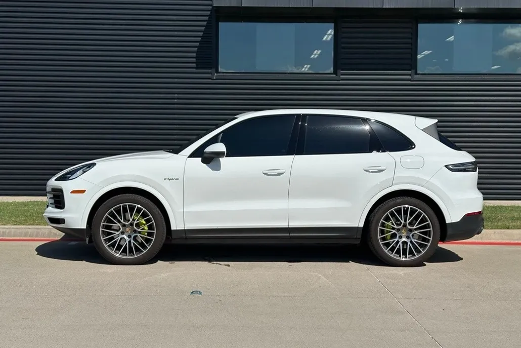 2023 Porsche Cayenne E-Hybrid photo 1