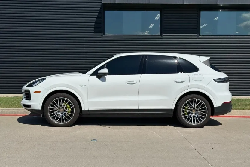 2023 Porsche Cayenne E-Hybrid photo 1