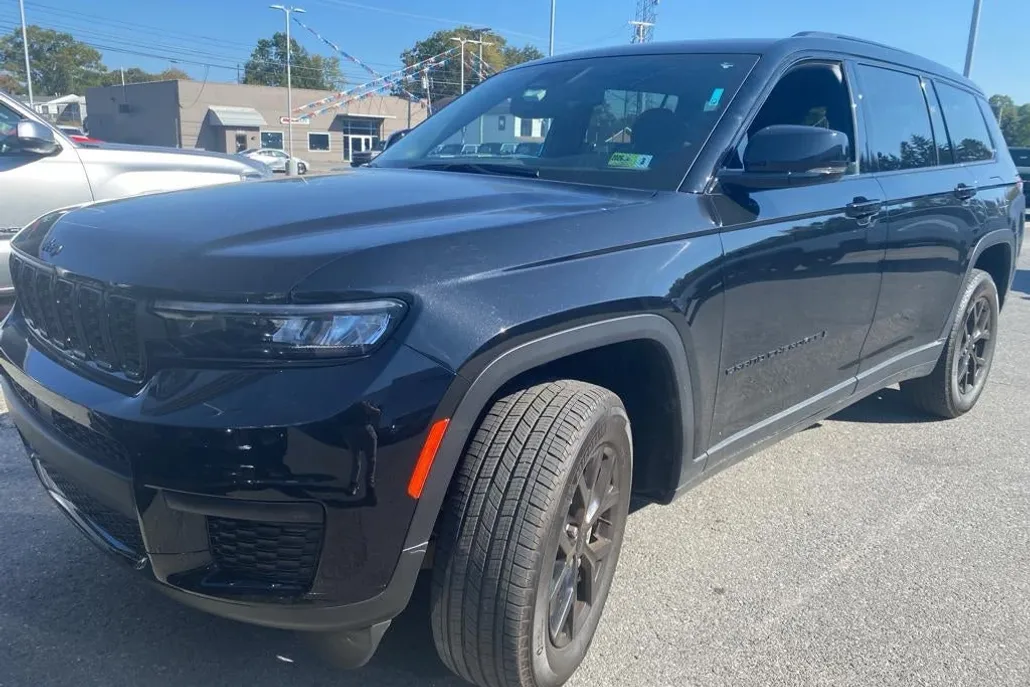 2024 Jeep Grand Cherokee Altitude photo 1