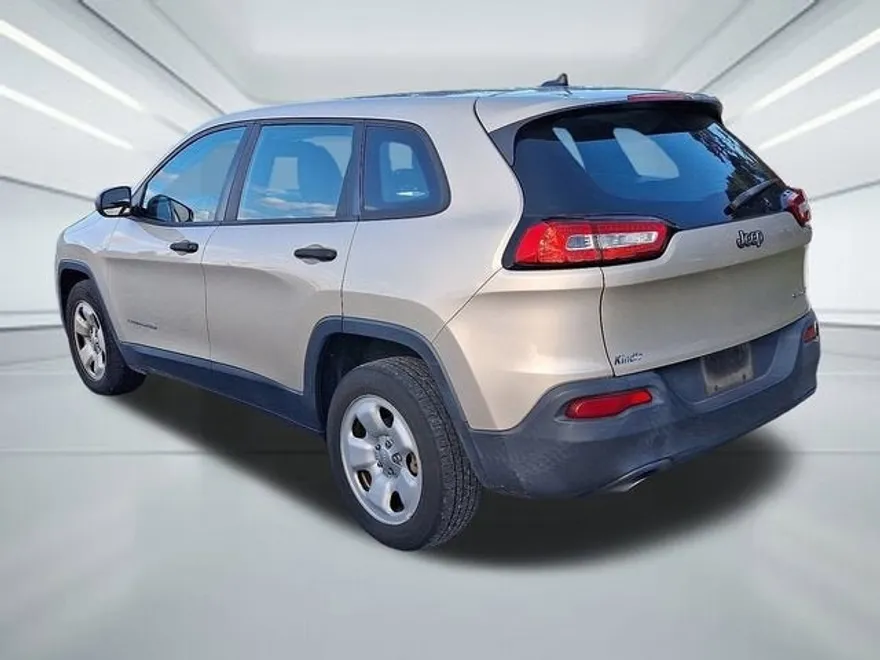 2015 Jeep Cherokee Sport photo 2