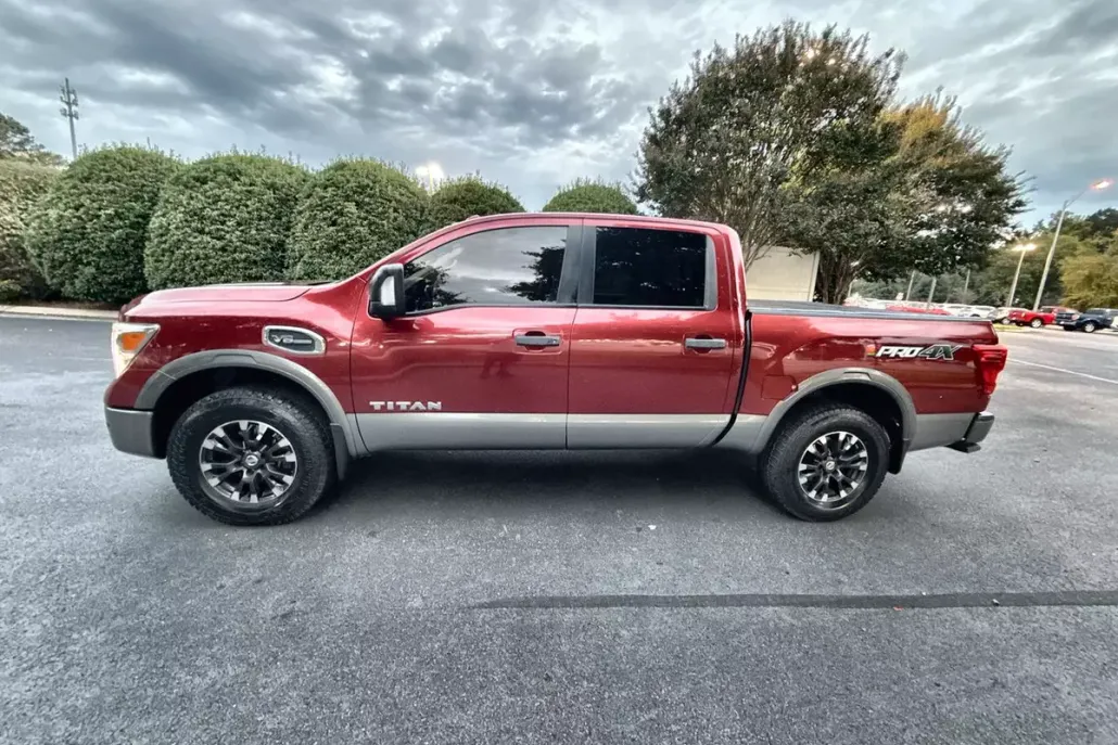 2017 Nissan Titan PRO-4X photo 1