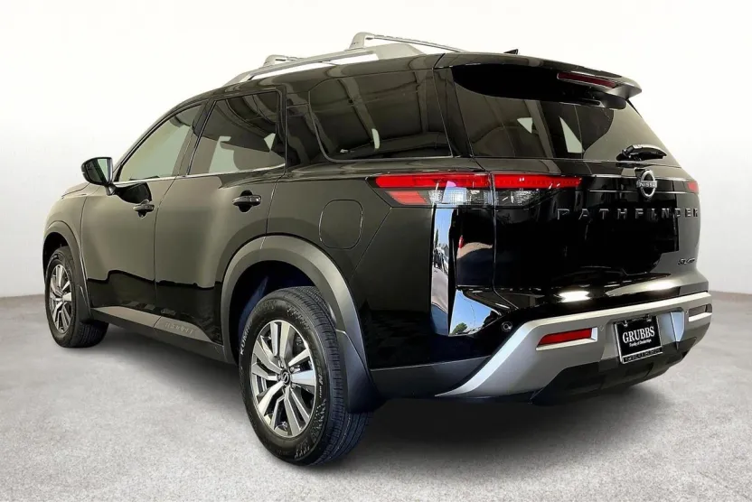 2025 Nissan Pathfinder SL photo 1