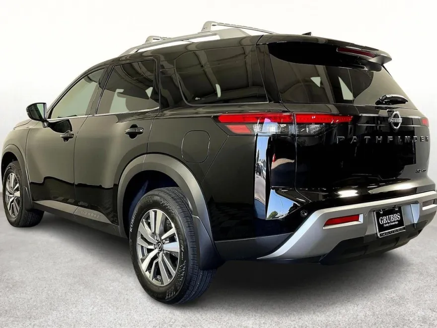 2025 Nissan Pathfinder SL photo 1