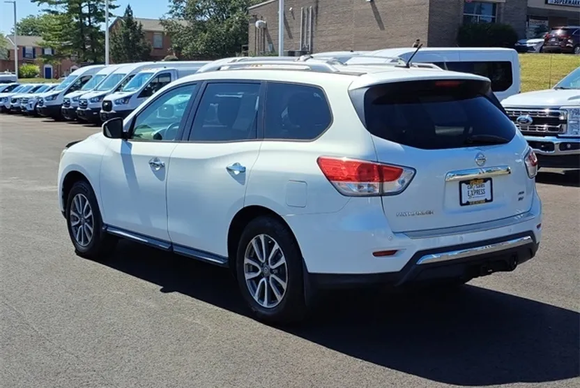 2013 Nissan Pathfinder SV photo 1