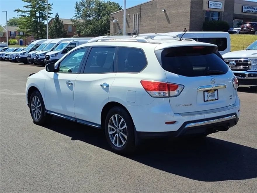 2013 Nissan Pathfinder SV photo 1