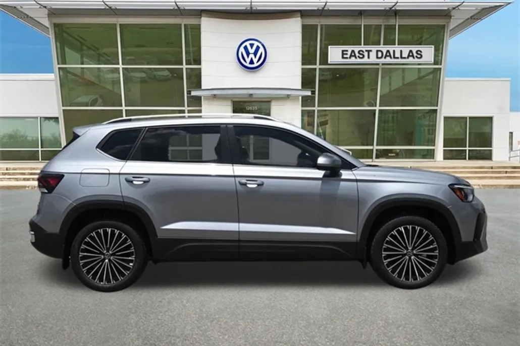 2025 Volkswagen Taos SE photo 1