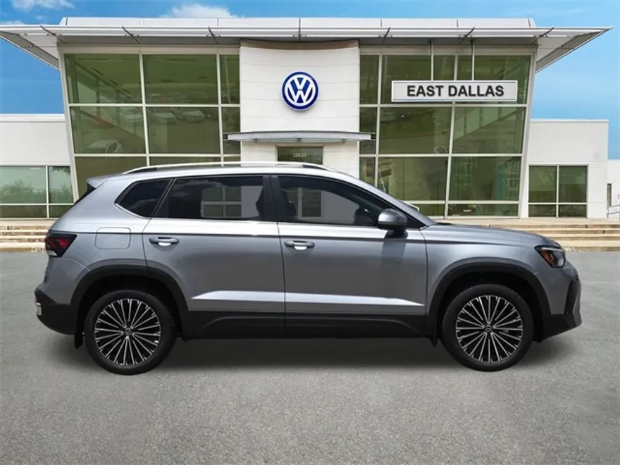 2025 Volkswagen Taos SE photo 1