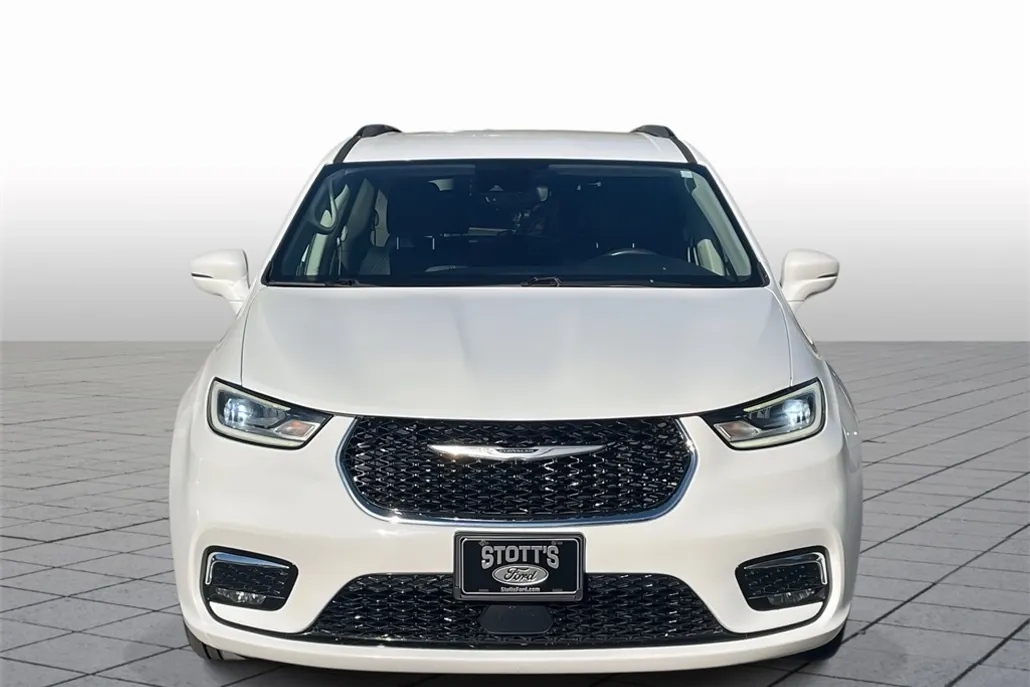 2022 Chrysler Pacifica Touring L photo 1