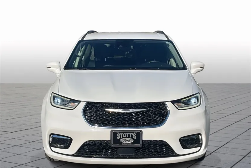 2022 Chrysler Pacifica Touring L photo 1