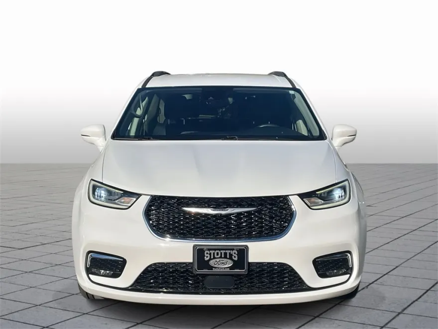 2022 Chrysler Pacifica Touring L photo 1