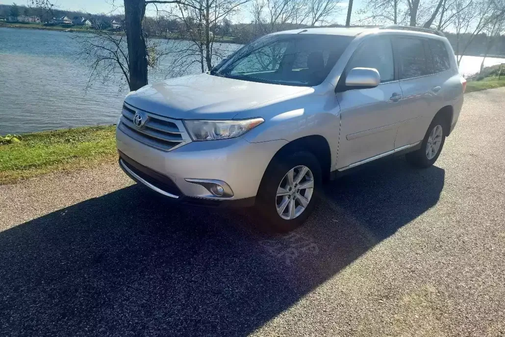 2013 Toyota Highlander Base photo 1