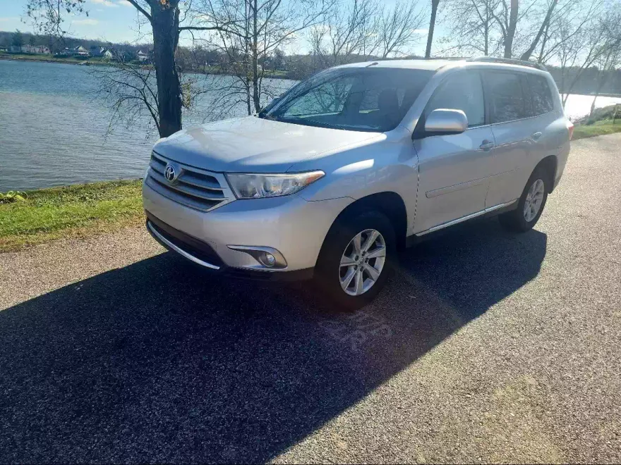 2013 Toyota Highlander Base photo 1