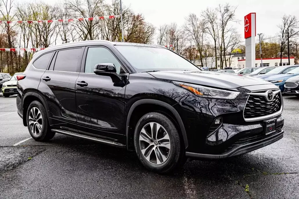 2022 Toyota Highlander XLE photo 1