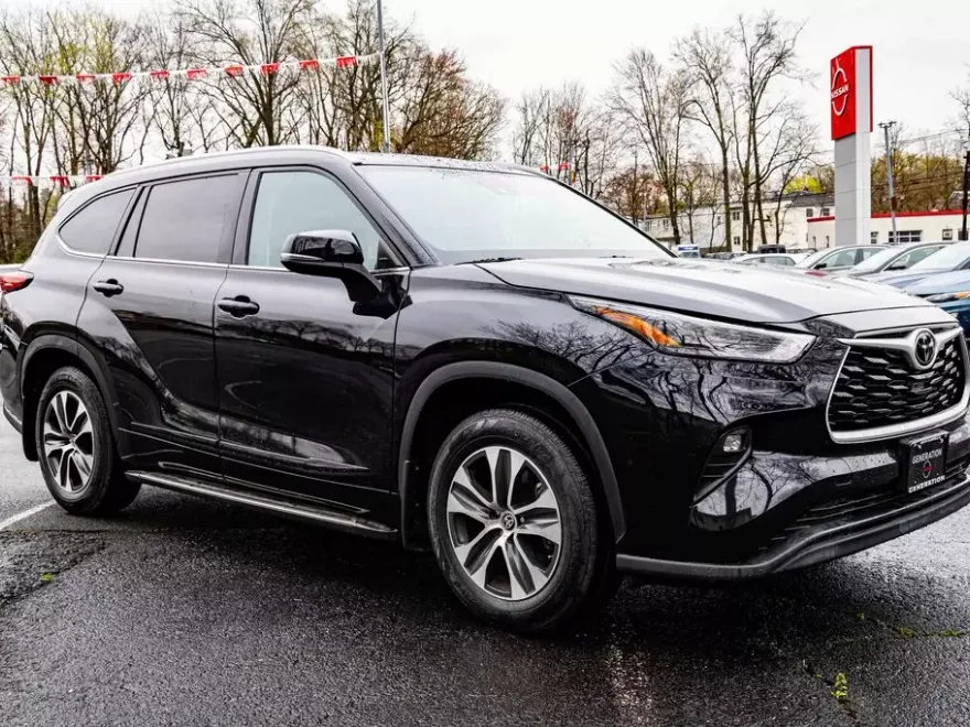 2022 Toyota Highlander XLE photo 1
