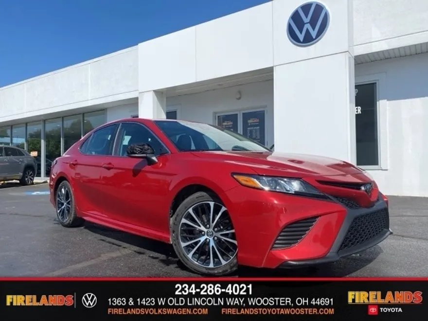 2020 Toyota Camry SE photo 1