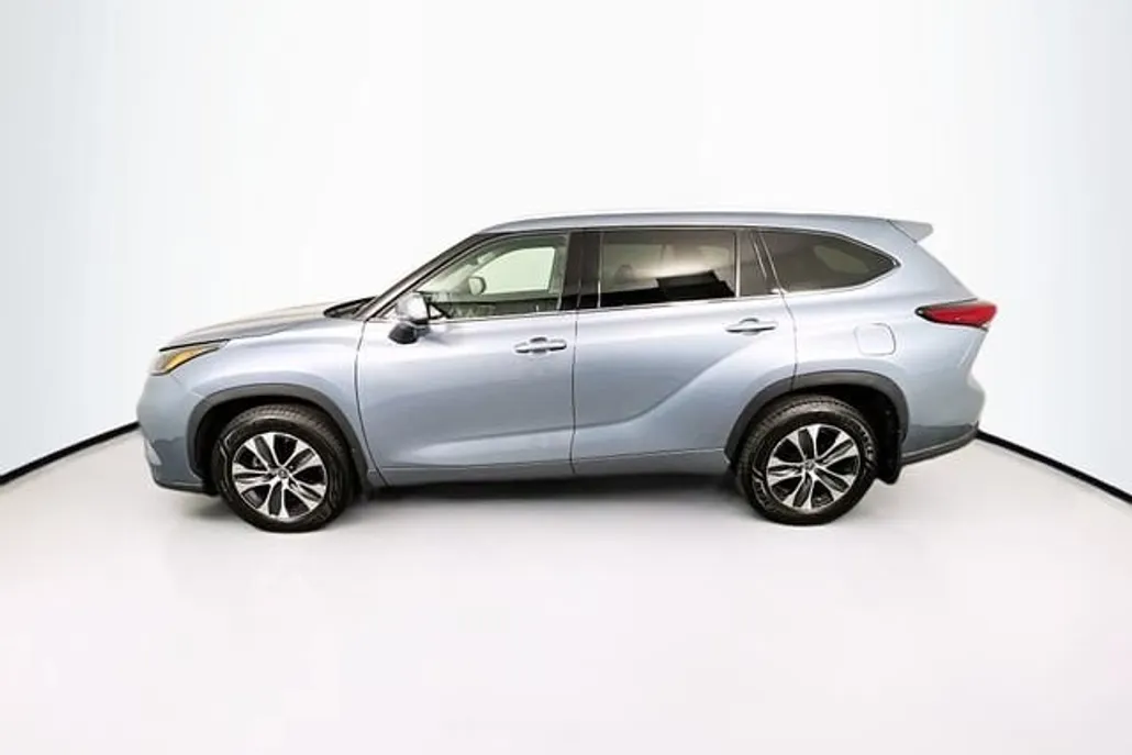 2022 Toyota Highlander XLE photo 1