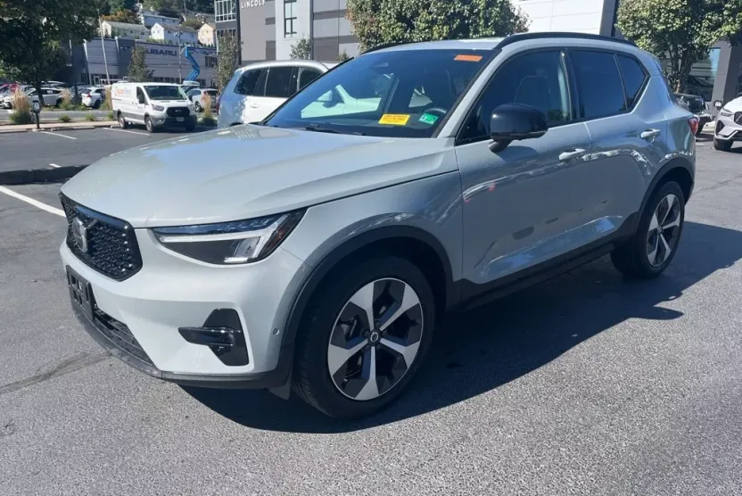 2025 Volvo XC40 Plus photo 1