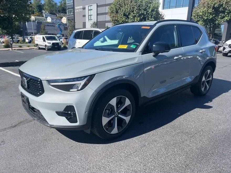 2025 Volvo XC40 Plus photo 1
