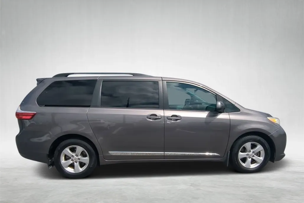 2017 Toyota Sienna L photo 1