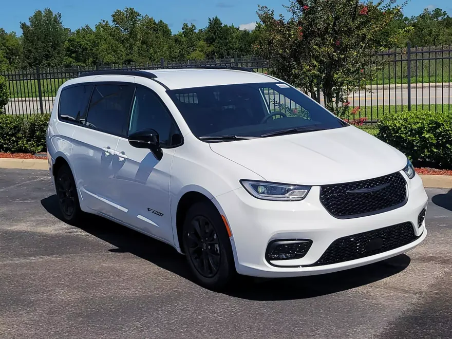2025 Chrysler Pacifica photo 1